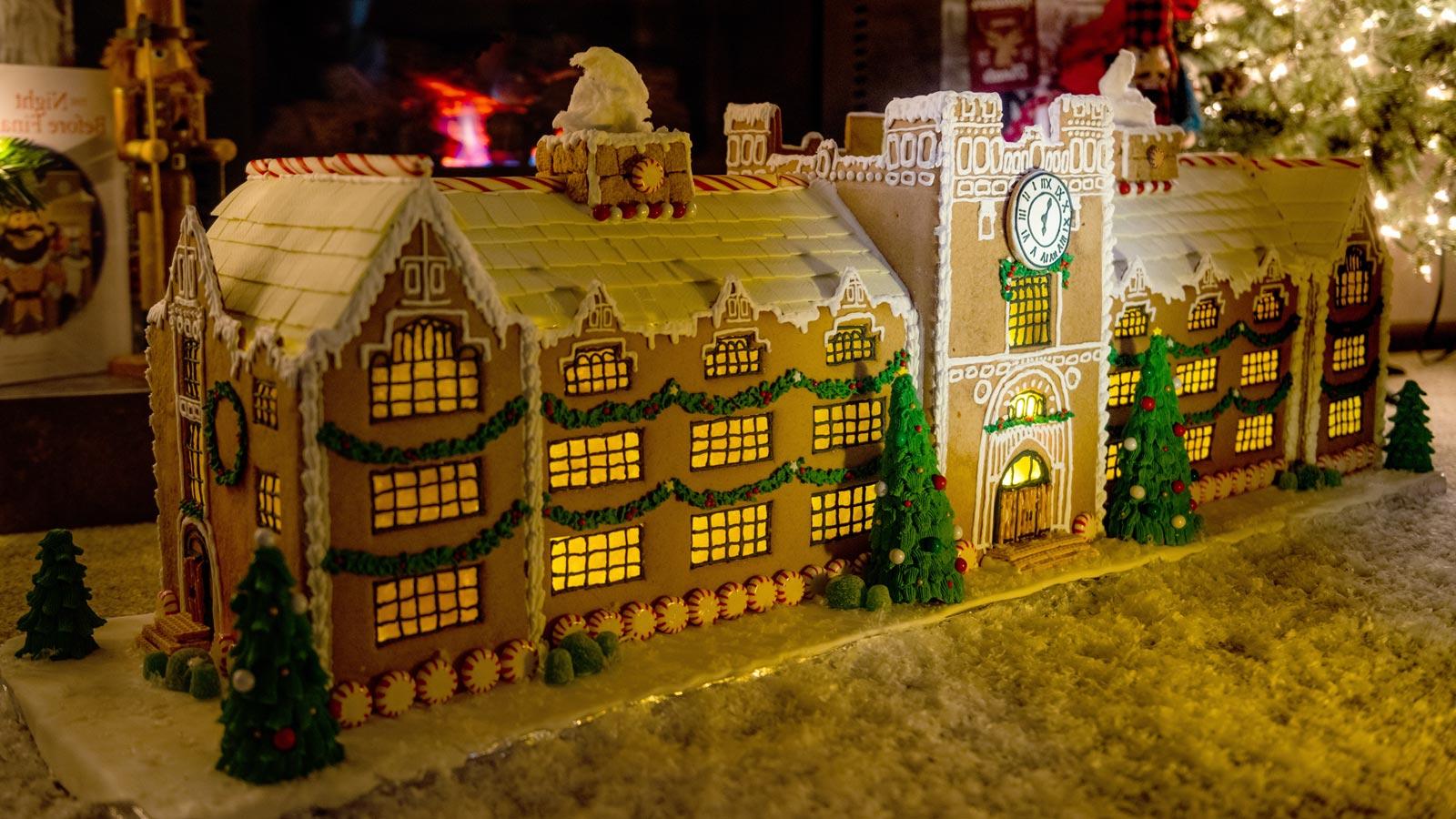 The Administration Building made out of gingerbread, frosting 和 other sweet treats.